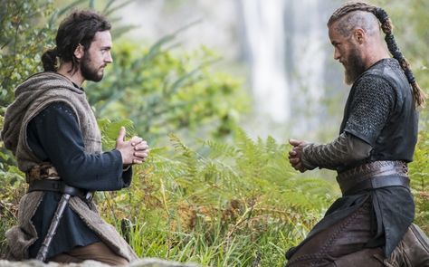 "Teach me to pray". George Blagden as Athelstan, Travis Fimmel as Ragnar. Season 2, Episode 10: The Lord's Prayer. Ragnar Vikings, Vikings Travis Fimmel, George Blagden, Ragnar Lothbrok Vikings, King Ragnar, Vikings Season, Viking Series, Symbole Viking, Vikings Tv Series