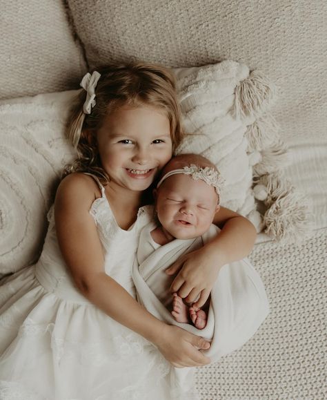 Baby sister smiled at the exact right time. ❤️ #montanalifestylephotographer #montanaphotographer #montananewbornphotographer #babygirl #newbornphotography Sibling With Newborn Photoshoot, New Born Baby Girl Photoshooting With Siblings, New Sibling Photoshoot, Newborn Photos With Siblings Sisters, Newborn Photos With Sister, Newborn And Sibling Photo Ideas Sisters, Newborn Photos With Older Sister, Newborn Sister And Big Sister, Newborn And Sister Photography