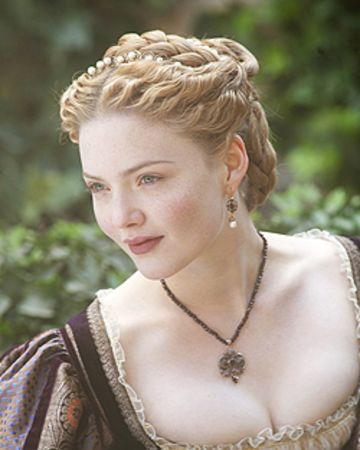 Lucrezia Borgia | The Borgias Wiki | Fandom Historical Hairstyles, Holliday Grainger, Medieval Hairstyles, Lucrezia Borgia, The Borgias, Fest Outfits, Belle Silhouette, Historical Costume, Historical Dresses