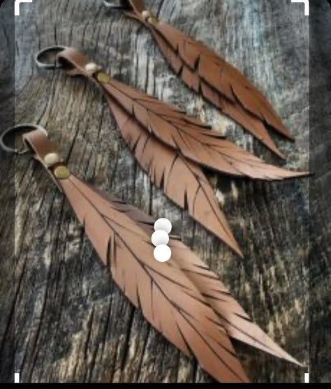 Joululahjat Diy, Art Du Cuir, Feather Keychain, Diy En Cuir, Leather Working Patterns, Diy Leather Projects, Keychain Leather, Leather Jewelry Diy, Leather Craft Projects