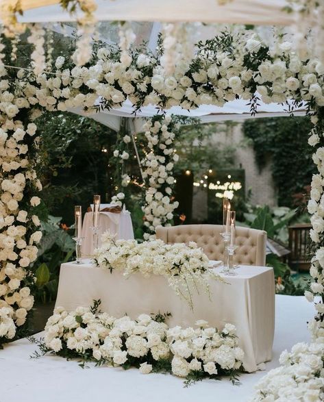 Wedding Bridal Table, Geometric Wedding Decor, Classic Wedding Themes, Bride Groom Table, Wedding Flower Design, Head Table Wedding, Wedding Table Designs, Sweetheart Table Wedding, White Roses Wedding