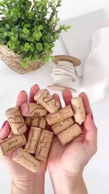 Wine Cork Table, Wine Cork Wedding, Cork Table, Easy Napkin Folding, Napkin Rings Diy, Cork Projects, Wine Cork Crafts, Xmas Deco, Dinner Decoration