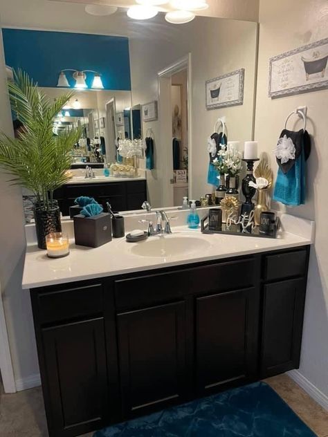 Dark Teal Bathroom Decor, Teal Rustic Living Room, Vintage Theme Bathroom Ideas, Living Room Theme Ideas, Living Room Colourful, Bathroom Set Ideas, Glam Bathroom Decor, Teal Bathroom Decor, Beautiful Bathroom Decor