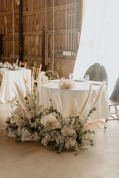 Bride And Groom Table Pampas, Boho And Greenery Wedding, Sweetheart Table Wedding Pampas, Wedding Head Table With Bridal Party, Pampas Grass Sweetheart Table, Sweetheart Table Wedding Boho, Sweetheart Table Pampas, Me And Mrs Table, Boho Head Table Wedding