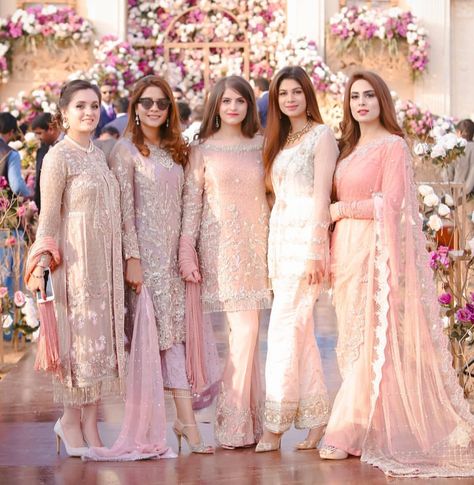 Friends Outfits, Walima Dress, Shadi Dresses, Desi Wedding Dresses, Bridal Dresses Pakistan, Pakistani Wedding Outfits, Pakistani Fashion Party Wear, Beautiful Pakistani Dresses, Indian Bridal Dress