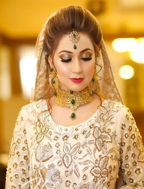 Adorable and appealing eye makeup with pink lipstick can make your nikah look more attractive.For the best beauty salon go and checkout our website Pakcheers.com Makeup With Pink Lipstick, Nikkah Hair, Nikkah Look, Nikkah Makeup, Apps Games, Bridal Makeup Artist, Pink Lipstick, Bride Makeup, Makeup Pictures