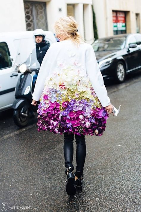 Floral Coat, Walking Down The Street, Diy Kostüm, Elie Saab Spring, Flower Bomb, Dior Couture, Naha, Floral Fashion, Mode Inspo