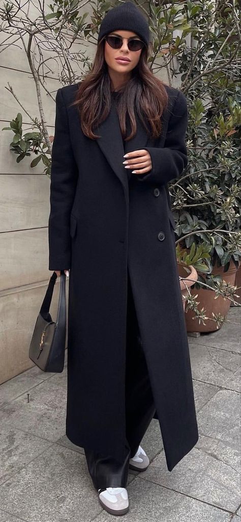 Long Black Coat Street Style, Oversized Black Coat Street Style, Wool Hat Outfit Winter, Long Black Overcoat Outfits Women, Black Tailored Coat Outfit, Long Black Coat Outfit Winter Casual, 2024 Autumn Outfits Elegant, Black Maxi Coat Outfit, Chic Effortless Style