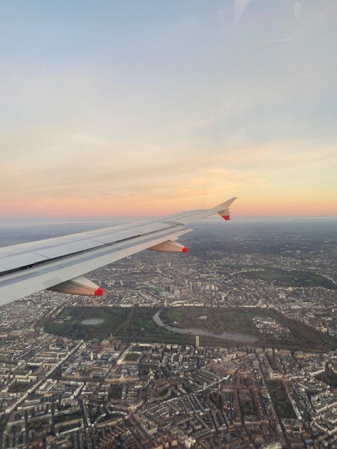 London Plane View, London Plane Ticket, Flight To London, London Plane, Aurora Rose, First Class Flights, London Vibes, Travel London, Plane Travel