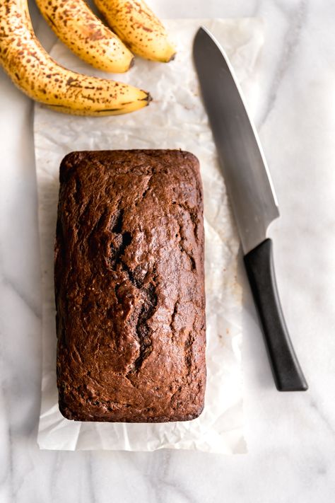 Moist Chocolate Banana Bread. Super moist and deliciously sweet chocolate banana bread made with real cocoa without chocolate chips! Perfect for breakfast or snack. Banana Bread Easy Moist, Cocoa Bread, Banana Chocolate Chip Cake, Banana Cake Recipe Easy, Healthy Chocolate Banana, Chocolate Banana Bread Recipe, I Heart Recipes, Banana Nut Bread Recipe, Chocolate Banana Cake