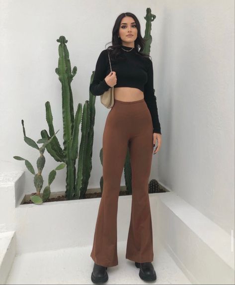 Bell Bottom Leggings Outfit, Brown Flares Outfit, Bell Pants Outfit, Flare Outfit, Brown Pants Outfit, Outfits Leggins, Outfit Modest, Brown Flares, Stylish Work Attire