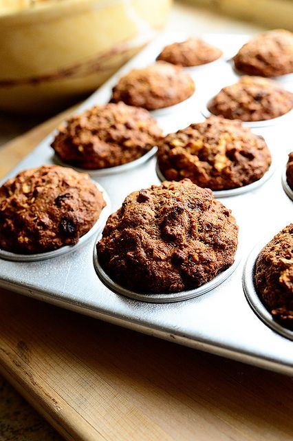 My Mom's Muffins: From Pioneer Woman. A healthy, delicious muffin with bananas, flax seed, molasses and raisins. Muffins Blueberry, Carrot Muffins, Zucchini Muffins, Pioneer Woman Recipes, Freezer Cooking, Healthy Muffins, Breakfast Muffins, Crushed Pineapple, The Pioneer Woman