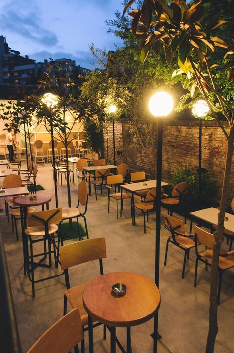 Restront Ideas, Patio Restaurant Ideas, Restaurant Patio Design, Outdoor Cafe Design, Backyard Restaurant, Cocktail Aesthetic, Cafe Design Inspiration, Outdoor Restaurant Patio, Rooftop Restaurant Design