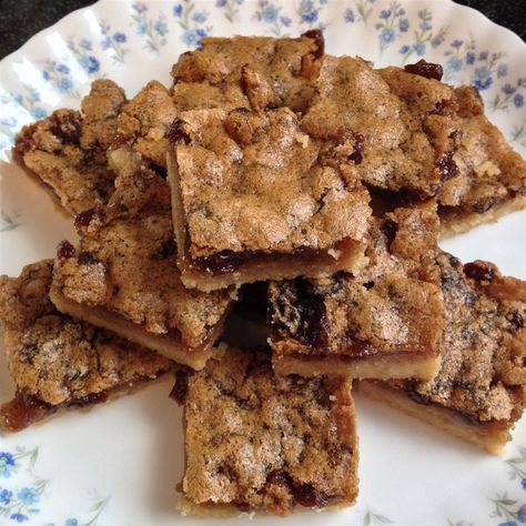 Date Squares Recipe, Buttery Recipes, Butter Tart Squares, Canadian Butter Tarts, Canadian Dessert, Butter Tart, Philadelphia Torte, Walnut Butter, Date Squares