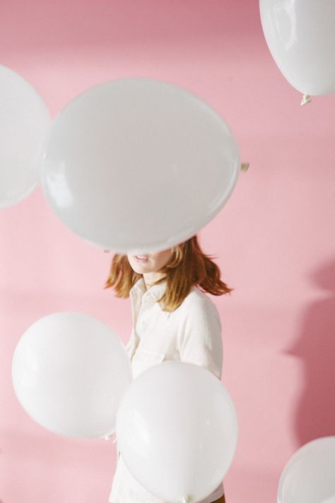 Clear Balloon Photoshoot, Photoshoot Balloons Studio, Balloon Artist Photoshoot, Balloon Fashion Photography, Photoshoot Balloons, Conceptual Shoot, Balloon Photoshoot, Advertising Video, Team Photoshoot