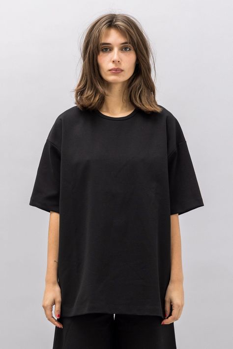 Black Tshirt Women, Plain Tee Outfit, Brand Merch, Oversize Tshirt Outfits, Fit Models, White Graphic Tee, Plain Tshirt, Tshirt Outfits, Plain Black