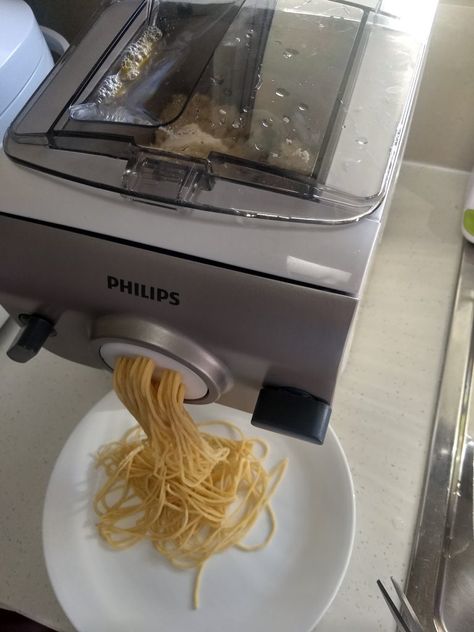 Spaghetti Noodles in Philips Pasta and Noodle Maker – Kitchen Gadget Lover Phillips Pasta Maker Recipes, Philips Pasta Maker Recipes, Kitchenaid Pasta Press, Phillips Pasta Maker, Spaghetti Pasta Recipe, Homemade Pasta Noodles, Recipes Using Pasta, Philips Pasta Maker, Pasta Maker Machine