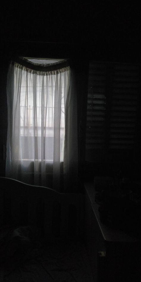 Cuarto oscuro Aesthetic Alternativo Día nublado Ventana Dark home Dark Window, Dark Windows, Dark Home, Couple Images, Dark Room, Cute Love Couple Images, Cute Love Couple, Simple House, Door Locks