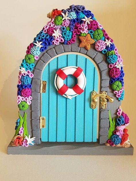 Polymer clay fairy door under the sea :) Clay Crafts Sea Theme, Sea Theme Clay Art, Polymer Clay Mermaid Door, Clay Fairy Doors, Polymer Clay Fairy Doors, Polymer Clay Fairy Door Tutorial, Diy Fairy Door, Fairy Garden Doors, Clay Fairy House