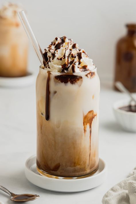 Ice Coffee Mocha, Iced White Chocolate Mocha At Home, Iced Mocha Latte Recipe, Iced Cafe Mocha, Ice Mocha, Iced Cocoa, Iced Mocha Aesthetic, White Mocha Syrup, Iced Mocha Recipe