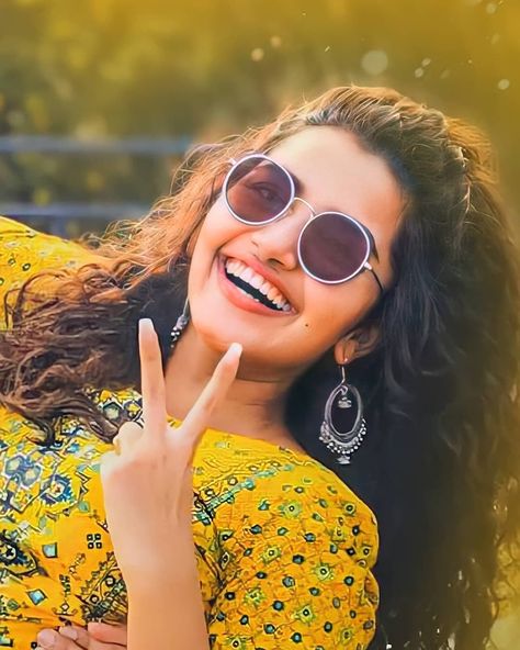 Anupama Photos, Anupama Parameswaran Cute Face, Dhruva Movie, Indian Images, Telugu Hero, Allu Arjun Hairstyle, Insta Dp, Cute Celebrity Couples, Wedding Photoshoot Poses