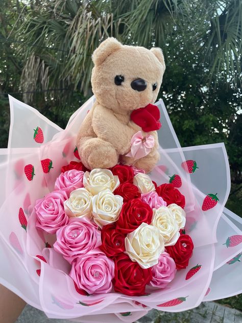 Eternal roses bouquet with bear. Ramo Flowers, Ribbon Rose Bouquets, Roses Bouquet Gift, Ribbon Flowers Bouquet, Flower Bouquet Diy, Pink Rose Bouquet, Cute Rose, Red Rose Bouquet, Flower Gift Ideas