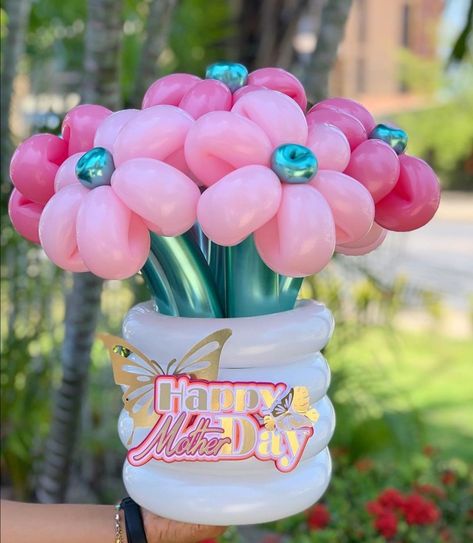 Balloon Structures, Bucket Balon, Balloon Bucket, Flower Balloons Diy, Balloons Gift, Balloons Ideas, Balloon Bouquet Diy, Mothers Day Balloons, Balloon Crafts