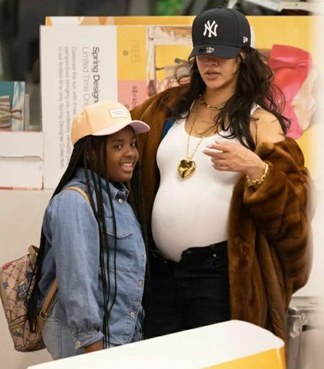 Rihanna 2023, Fenty Clothing, Energy In Motion, Nyc 2023, Shopping At Target, Rihanna News, Rihanna Outfits, Baby Bump Style, Rihanna Riri