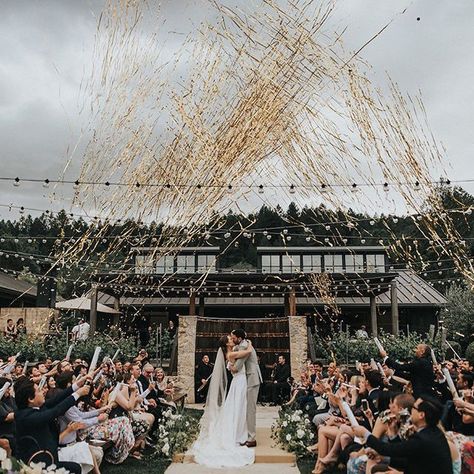 “At the moment of our first kiss, our guests shot off giant metallic confetti cannons and it felt like time stood still in those initial few minutes as newlyweds, hearing our friends and family laugh and cheer while standing amidst the whirl of streamers” - the bride. Talk about an epic first kiss! 💋🎊 // 📷 @jonnieandgarrett / @buzzworthysf / venue: @brasswoodnapavalley / floral design by @eothen_ / hair & makeup by @amandaxnikol / dress by @dressanomalie Images Of Ireland, San Francisco Engagement, Napa Valley Wedding, Wedding Exits, Napa Wedding, Restaurant Wedding, Wedding Session, Brides Magazine, Love Is