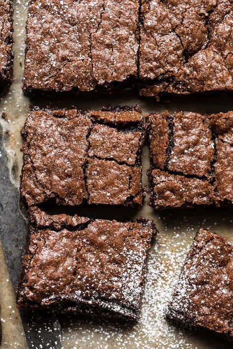 Crinkle Top Brownies | halfbakedharvest.com #brownies #recipes #chocolate Crinkle Top Brownies, Brownies Decorados, Best Easy Dessert Recipes, Half Baked Harvest Recipes, Dessert Halloween, Brownies Recipes, Crinkle Top, Brownie Toppings, Dessert Simple