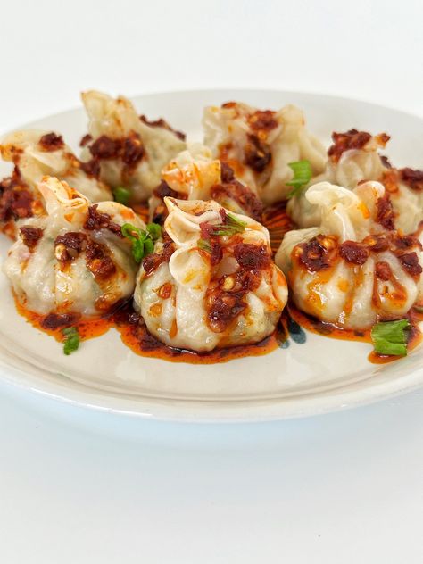 Spicy Chicken Dumplings with Chilli Oil Chilli Oil Dumplings, Tandoori Vegetarian, Spicy Dumplings, Eid Dessert Recipes, Almond Coconut Cake, Beef Biryani, Dumpling Wrapper, Chinese Party, Chicken Dumplings