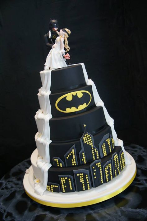 Mi posible pastel de boda <3 Batman Wedding Cake, Batman Wedding Cakes, Batman Wedding, Nerd Wedding, Superhero Wedding, Batman Cake, Geek Wedding, Wedding Cake Ideas, Batman Symbol