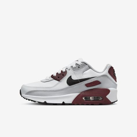 The Nike Air Max 90 LTR returns with an even better feel for you. Cushioning is softer and more flexible, the Max Air unit is tuned for growing feet and the shape gives your toes more wiggle room. With a design and look that are still the same, it brings a '90s fave to a new generation.