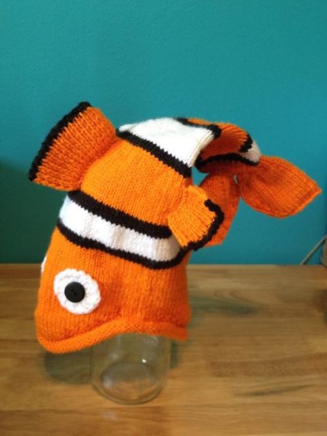 I came across this photo on Facebook. The person who knit it, used the dead fish hat pattern from the 2008 Fall/Winter issue of Knitty (on-line knitting magazine). Great for those "Nemo lovers". Fish Hat, Loom Knit Hat, Kids Knitting Patterns, Crochet Fish, Loom Knitting Projects, Dead Fish, Crochet Kids, Knitted Booties, Baby Boy Hats