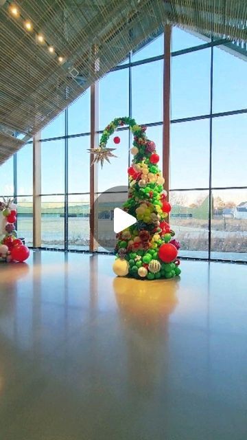 NW Arkansas Balloon Installations on Instagram: "The biggest balloon Christmas tree in all the land 🎄" Diy Balloon Christmas Tree, Grinch Balloon Decorations, Grinch Balloon Tree, Grinch Balloon Arch, Balloon Tree Diy, Christmas Balloon Backdrop, Christmas Tree Balloons, Balloon Christmas Tree, Christmas Installation