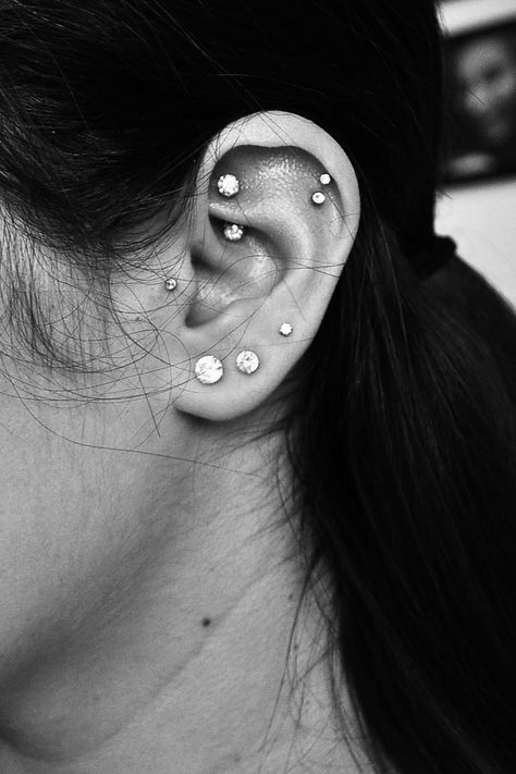 Different Ear Piercings, Ear Piercings Chart, Pretty Piercings, Double Ear Piercings, New Piercing, Ear Piercings Tragus, Piercing Inspiration, Tattoo And Piercings, Piercings Earrings