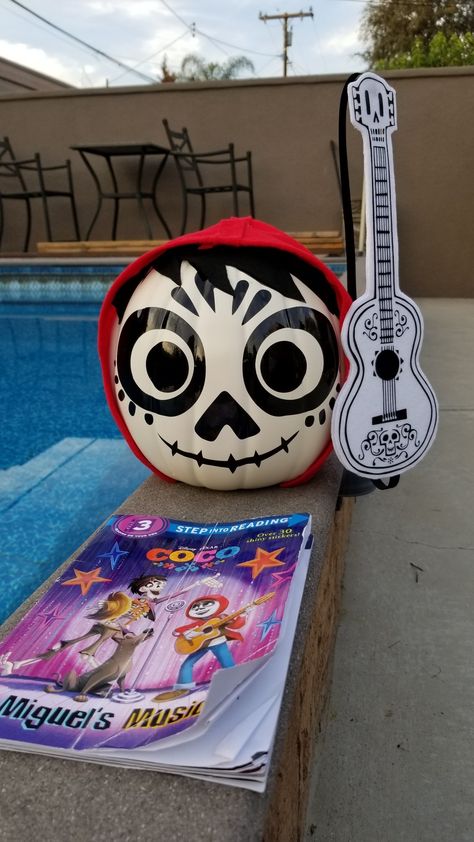 Miguel, Coco Pumpkin Book Report, By Kaylie Saldivar Disney Pumpkin Painting Ideas, Coco Film, Disney Pumpkin Painting, Book Character Pumpkins, Pumpkin Decorating Diy, Halloween Pumpkin Crafts, Creative Pumpkin Painting, Creative Pumpkin Decorating, Character Pumpkins