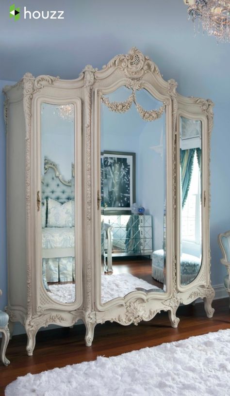 Gold Wardrobe, Princess Bedrooms, Muebles Shabby Chic, Bedroom Traditional, Antique Armoire, Fantasy Rooms, 타이포그래피 포스터 디자인, Dekorasi Kamar Tidur