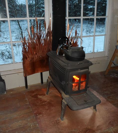 Small Cabin Wood Stove Setup - Small Cabin Forum (6) Cabin Wood Stove, Small Wood Burning Stove, Minimalist Cabin, Tiny Wood Stove, Small Wood Stove, Pot Belly Stove, Old Stove, Wood Stove Cooking, Wood Stove Fireplace