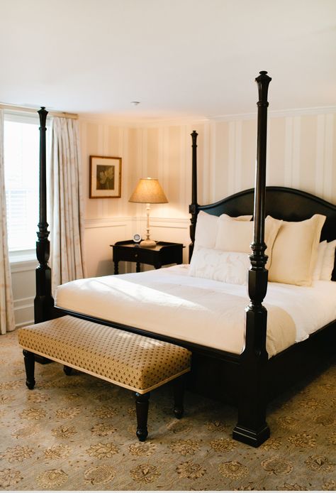 classic four-poster bed Pole Beds, Four Poster Bedroom Ideas, Bed Without Footboard, Four Poster Bedroom, Four Post Bed, Bathroom Concepts, King Poster Bed, Man Bedroom, Post Bed