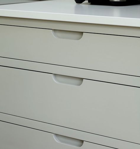 Here’s one our handleless drawers. Where style meets comfort and simplicity. #HighamFurniture Drawer Without Handle, Drawers Without Handles, Kitchen Cabinets Without Handles, Annex Kitchen, Shaker Doors Kitchen, Seamless Cabinets, Slim Shaker Cabinet, Handleless Drawers, Painted Shaker Kitchen