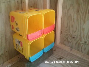 15+ Chicken Nesting Box Hacks That You Need to Check Out Repurpose Cat Litter Bucket, Pigeon Nest, Easy Chicken Coop, Box Hacks, Nest Boxes, Portable Chicken Coop, Tidy Cats, Chicken Nesting Boxes, Chicken Pen