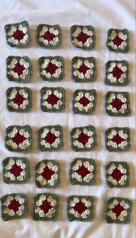 Red, white and olive green crochet yarn Red And Green Crochet Ideas, Red Granny Square, Green Granny Square, Crocheted Stuff, Green Crochet, Crochet Inspo, Crochet Stuff, Crochet Square, Crochet Ideas