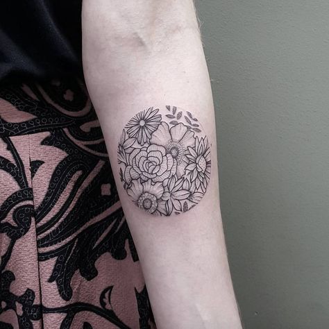 Beautiful flower circle by Ben Doukakis #flower #geometric #circle #floral #pointilism #blackwork #bendoukakis Circular Tattoo Designs, Tattoo Planning, Circular Tattoo, Circle Tattoos, Circle Tattoo, Tattoo Board, Tattoo Zeichnungen, Flower Circle, Maori Tattoo