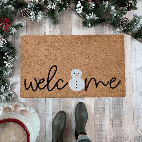 Snowman Door Mat, Doormat Christmas Diy, Christmas Mat Painting Ideas, Painted Door Mat Christmas, Holiday Door Mat Ideas, Diy Christmas Door Mat Cricut, Christmas Welcome Mat Diy, Holiday Welcome Mat, Diy Winter Doormat