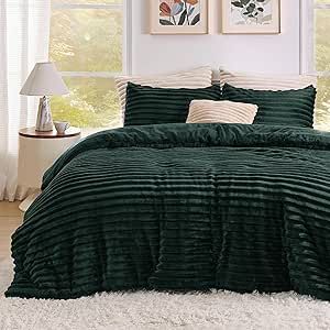 Two Blankets One Bed, Emerald And Cream Bedroom, Dark Green Comforter Bedroom, Bedroom Inspirations Master Color Schemes, Green Comforter Bedroom, Dark Green Bedding, Brown Comforter Sets, Flannel Texture, Faux Fur Comforter