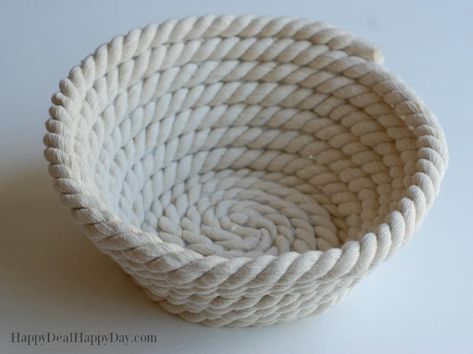 Here is an easy DIY tutorial to make a rope bowl - no sewing required! Great for a fruit basket, decorative basket or hold wash cloths in the bathroom! Get your how to make a DIY no sew rope bowl instructions here! #nosew #nosewbowl #nosewropebowl #nosewproject #ropedecor #nauticaltheme #nauticaldecor #howtomake #howtomakenosewropebowl #easydiy Rope Bowls Diy How To Make No Sew, Diy Rope Design, Diy Fruit Bowl, Fruit Baskets Diy, Rope Basket Tutorial, Diy Rope Basket, Fruit Basket Gift, Diy Bowl, Rope Baskets