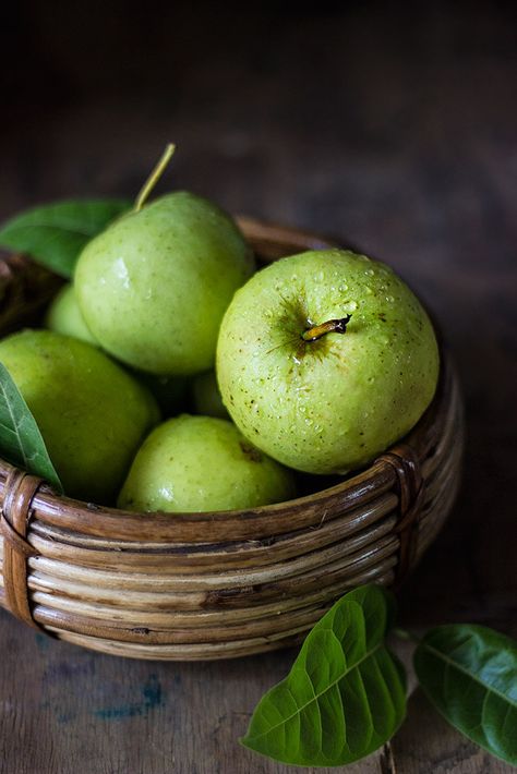 Green Apple Aesthetic, Green Apple Photography, Apple Photography, Apples Photography, Apple Photo, Fruits Photos, Green Apples, Fruit Photography, Fruit Painting