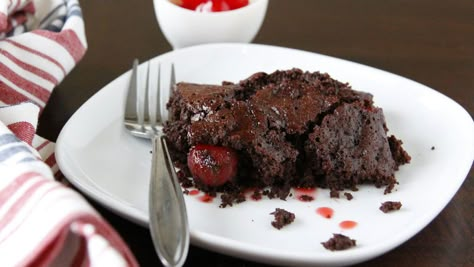 Super easy to prepare: Just mix devil's food cake mix with cola and pour over cherries. Bake for one hour and voila! Cherry Pudding, Instant Espresso, Cherry Dump Cake, Betty Crocker Cake, Cola Cake, Devils Food Cake Mix Recipe, Dump Cakes, Cherry Sauce, Apple Dump Cakes