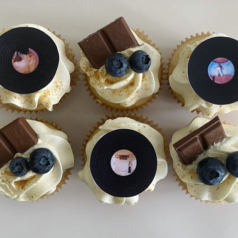 Harry Styles Desserts, Harry Styles Cakes Ideas, Harry Styles Bday Party, Harry Styles Themed Cake, Harry Styles Bachelorette Party, Harry Styles Cupcakes, Harry Styles Food, Harry Styles Themed Birthday Party, Harry Styles Themed Party